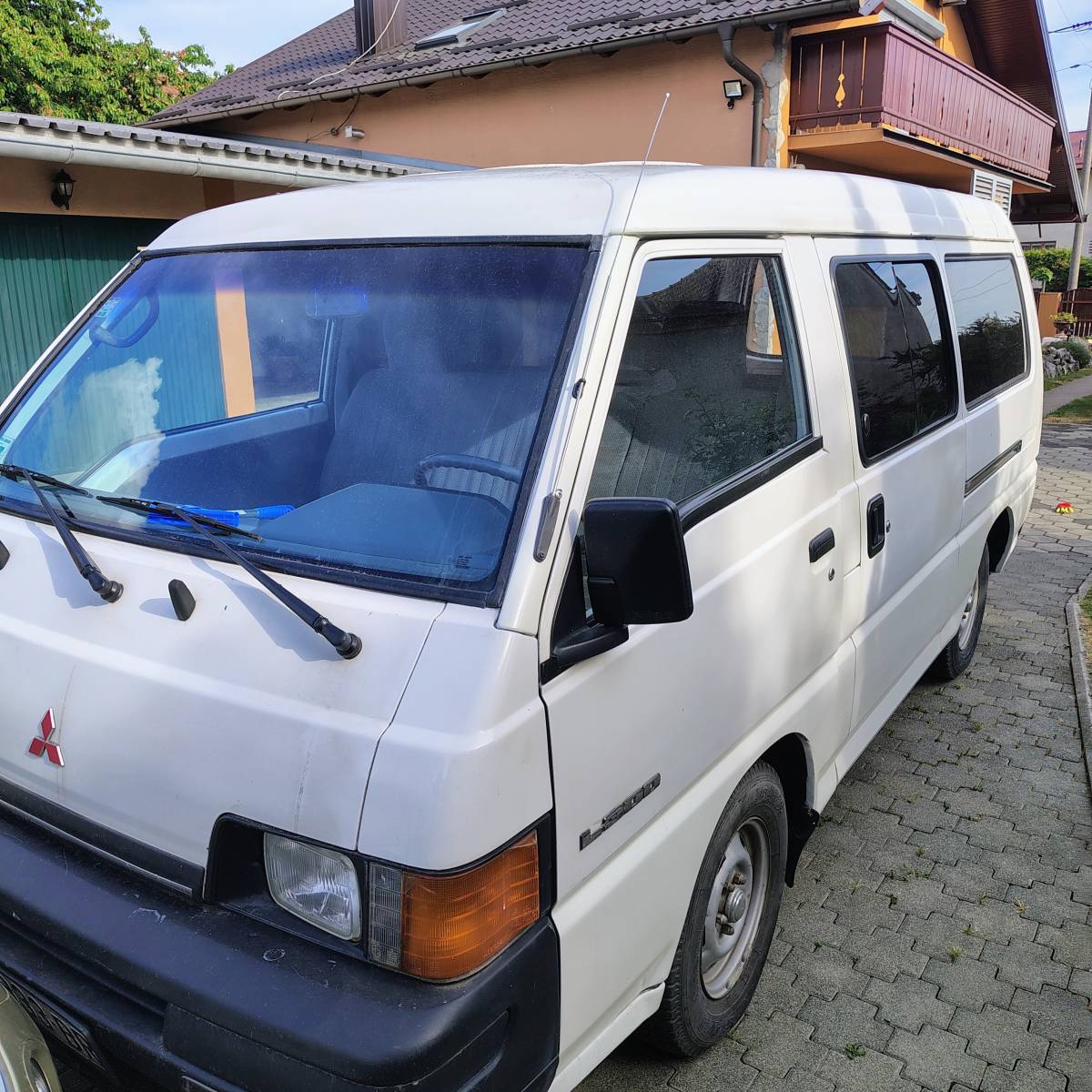 Mitsubichi l300 putničko vozilo