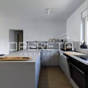 Moderan dvosoban stan s pogledom na more, prizemlje, 75 m², Pag