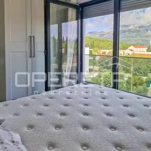 Moderan stan s galerijom, vrtom i parkingom, Korčula