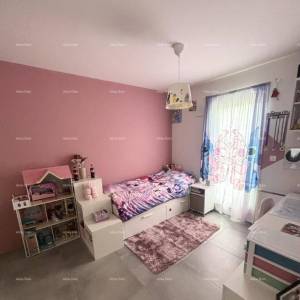 Moderna kuća s prostranom krovnom terasom u Novigradu