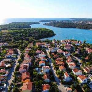 Na prodaju: Apartmanska kuća s bazenom i pogledom na more – Banjole!