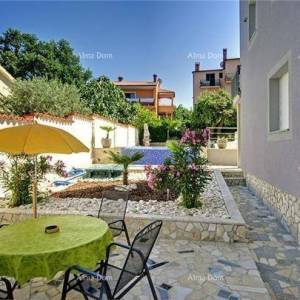 Na prodaju: Apartmanska kuća s bazenom i pogledom na more – Banjole!