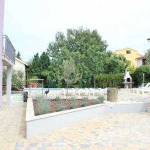 Na prodaju: Apartmanska kuća s bazenom i pogledom na more – Banjole!