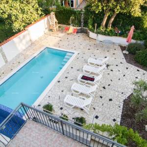 Na prodaju: Apartmanska kuća s bazenom i pogledom na more – Banjole!