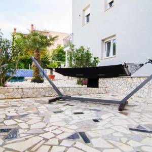 Na prodaju: Apartmanska kuća s bazenom i pogledom na more – Banjole!