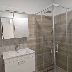 NJIVICE - Apartman u novogradnji s okućnicom i pogledom na more