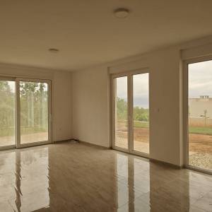 NJIVICE - Apartman u novogradnji s okućnicom i pogledom na more