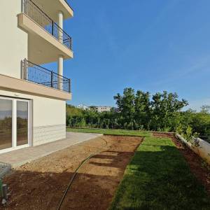NJIVICE - Apartman u novogradnji s okućnicom i pogledom na more