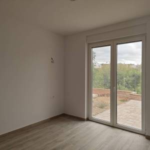 NJIVICE - Apartman u novogradnji s okućnicom i pogledom na more