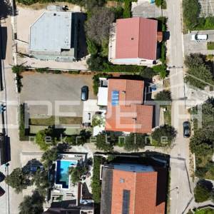 Novalja – Dvojna kuća s 2 trosobna apartmana i dvorištem