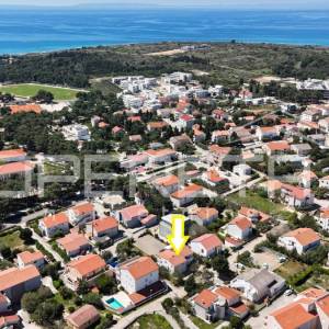 Novalja – Dvojna kuća s 2 trosobna apartmana i dvorištem