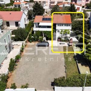 Novalja – Dvojna kuća s 2 trosobna apartmana i dvorištem