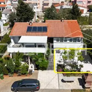 Novalja – Trosobni apartman 80 m² u prizemlju s terasom, 500 m od mora