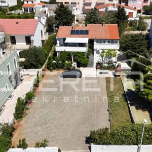 Novalja – Trosobni apartman 80 m² u prizemlju s terasom, 500 m od mora