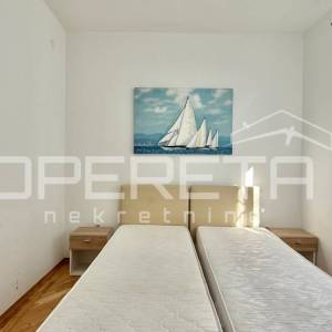 Novalja – Trosobni apartman 80 m² u prizemlju s terasom, 500 m od mora