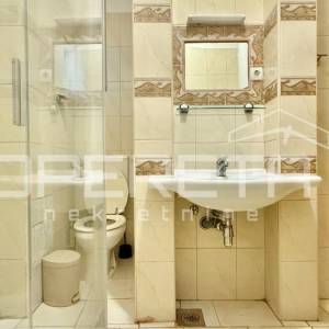 Novalja – Trosobni apartman 80 m² u prizemlju s terasom, 500 m od mora