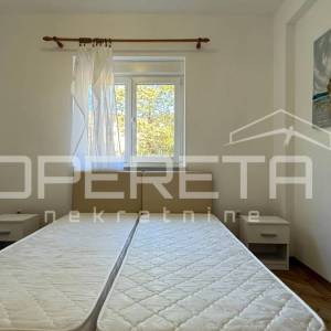 Novalja – Trosobni apartman 80 m² u prizemlju s terasom, 500 m od mora