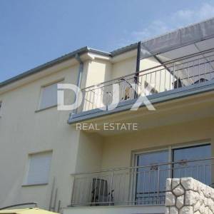 NOVI VINODOLSKI – Elegantna kuća 191 m2, 40 m udaljena od mora