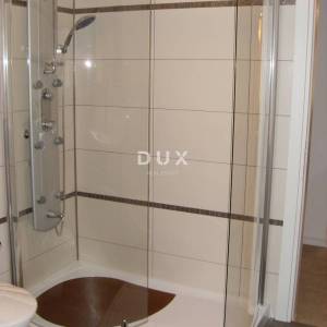 NOVI VINODOLSKI – Elegantna kuća 191 m2, 40 m udaljena od mora