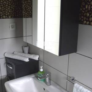 NOVI VINODOLSKI – Elegantna kuća 191 m2, 40 m udaljena od mora