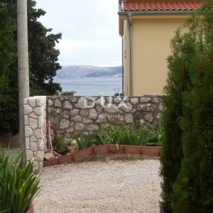 NOVI VINODOLSKI – Elegantna kuća 191 m2, 40 m udaljena od mora