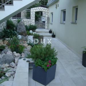 NOVI VINODOLSKI – Elegantna kuća 191 m2, 40 m udaljena od mora