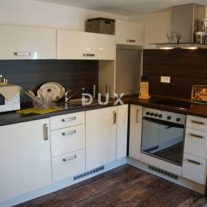 NOVI VINODOLSKI – Elegantna kuća 191 m2, 40 m udaljena od mora