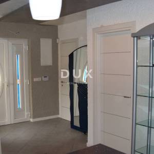 NOVI VINODOLSKI – Elegantna kuća 191 m2, 40 m udaljena od mora