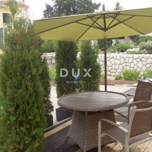 NOVI VINODOLSKI – Elegantna kuća 191 m2, 40 m udaljena od mora