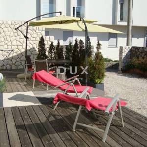 NOVI VINODOLSKI – Elegantna kuća 191 m2, 40 m udaljena od mora