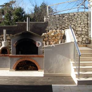 NOVI VINODOLSKI – Elegantna kuća 191 m2, 40 m udaljena od mora