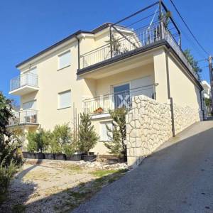 NOVI VINODOLSKI – Elegantna kuća 191 m2, 40 m udaljena od mora