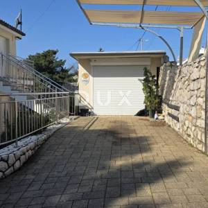 NOVI VINODOLSKI – Elegantna kuća 191 m2, 40 m udaljena od mora