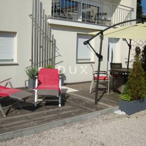 NOVI VINODOLSKI – Elegantna kuća 191 m2, 40 m udaljena od mora