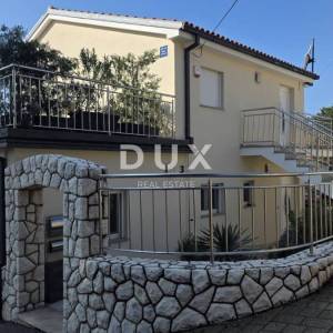 NOVI VINODOLSKI – Elegantna kuća 191 m2, 40 m udaljena od mora