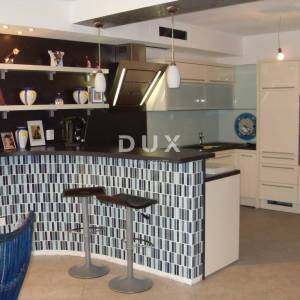 NOVI VINODOLSKI – Elegantna kuća 191 m2, 40 m udaljena od mora