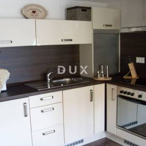 NOVI VINODOLSKI – Elegantna kuća 191 m2, 40 m udaljena od mora