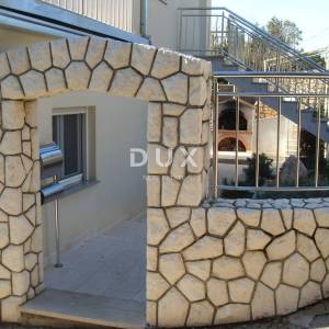 NOVI VINODOLSKI – Elegantna kuća 191 m2, 40 m udaljena od mora