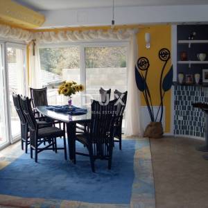 NOVI VINODOLSKI – Elegantna kuća 191 m2, 40 m udaljena od mora
