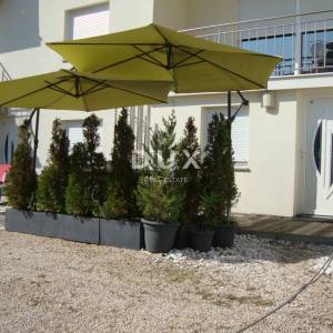 NOVI VINODOLSKI – Elegantna kuća 191 m2, 40 m udaljena od mora
