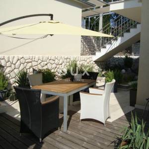 NOVI VINODOLSKI – Elegantna kuća 191 m2, 40 m udaljena od mora