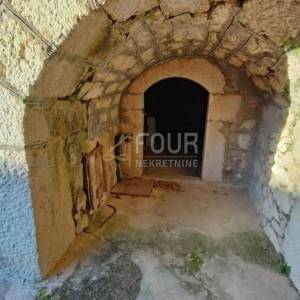 Novi Vinodolski, Grižane, kamena starina s pogledom na more
