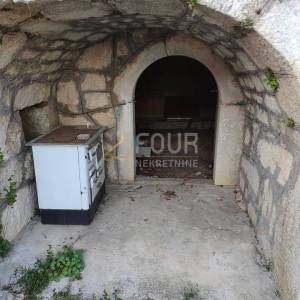 Novi Vinodolski, Grižane, kamena starina s pogledom na more
