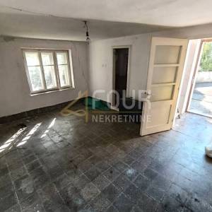 Novi Vinodolski, Grižane, kamena starina s pogledom na more