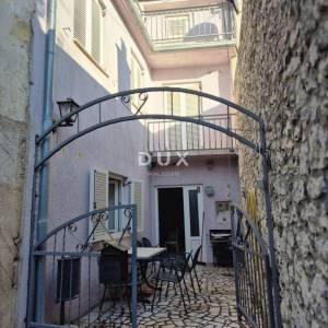NOVI VINODOLSKI - kuća u centru grada s pogledom na more