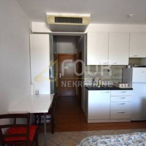 Novi Vinodolski - manji stan blizu mora! 28.02m2, garsonijera + lođa