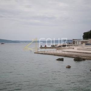 Novi Vinodolski - manji stan blizu mora! 28.02m2, garsonijera + lođa