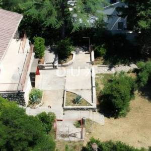 NOVI VINODOLSKI - Samostojeća kuća s prostranim zemljištem, samo 100 m od mora