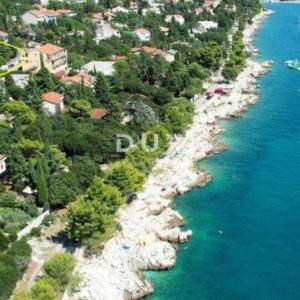 NOVI VINODOLSKI - Samostojeća kuća s prostranim zemljištem, samo 100 m od mora