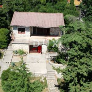 NOVI VINODOLSKI - Samostojeća kuća s prostranim zemljištem, samo 100 m od mora
